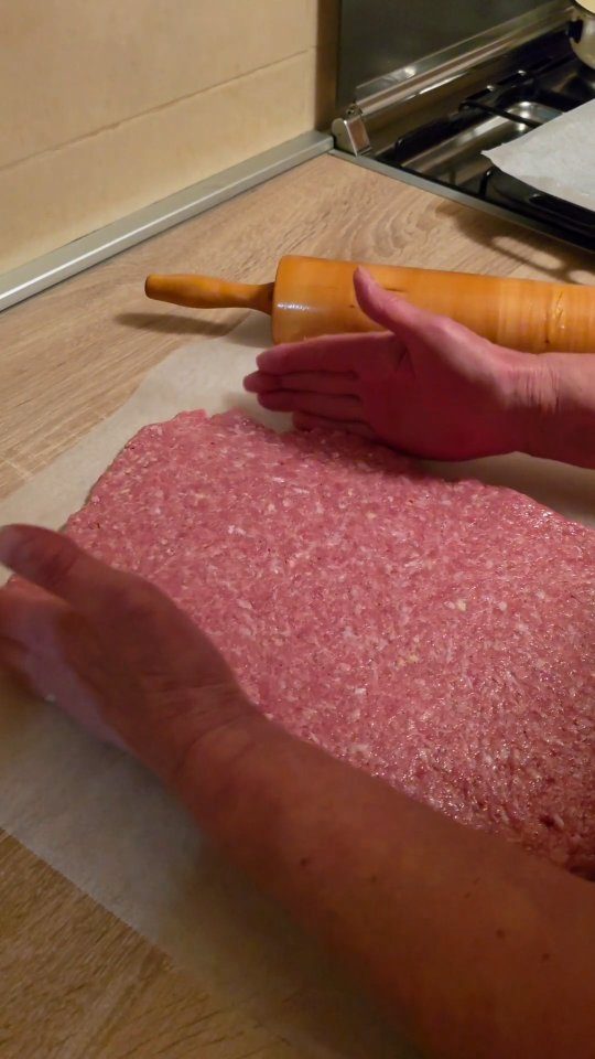 Kako doma napraviti kebab za više ljudi 🌯
Moja mama ovako radi godinama, a jednostavnije je od viralnog valjanja na full tanke slojeve mesa 💪
Jedina razlika je valjanje mesa na debljinu cca 1.5 cm i peči oko 25 min na svakoj strani, a tek onda rezati na tanje trakice.... i ostane puno sočnije... i sorry što mi se nije dalo snimati kvalitetnije, ali guštamo doma zadnjih tjedan dana i ovo je neki dan bilo baš usput...
