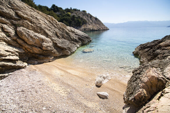 skrivena plaža Baška