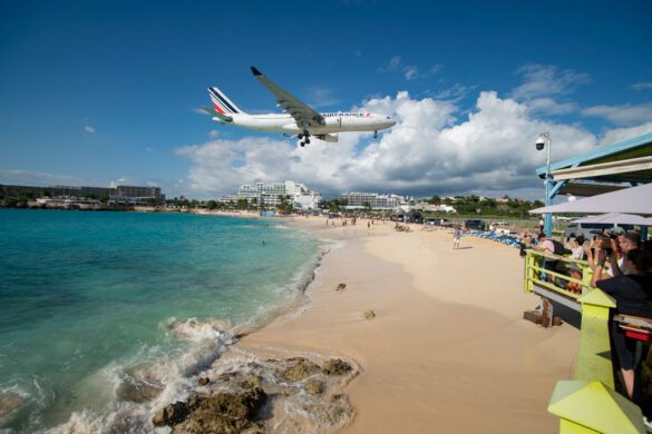 Avion slijeće iznad plaže Maho, aerodrom Princess Juliana