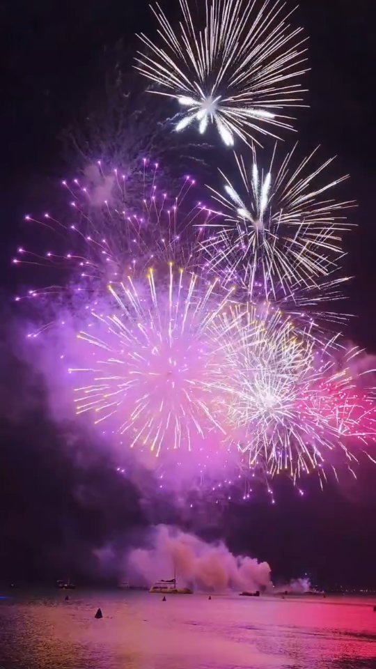 Putujte, ✈️
Volite više,❤️
Govorite što mislite, 😱
Smijte se kad možete, 😂
Izvinite se kad pogriješite, 😔
Idite tamo gdje ste sretni, 🚙
Od.... one zbog kojih niste, 👋
Ne živcirajte se zbog onog što ne možete promijeniti, 🤫
Cijenite male stvari, 🎁
Uživajte u prirodi, 🏕️
Razveselite ljude oko sebe i 2026. će biti barem malo bolja 💪 
Sretna Nova 2026. 🎉
#croatiannomads #aruba #klm #newyear #travel