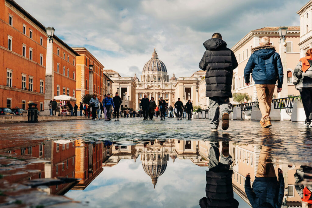 papa-franjo-vatikan-gabriella-clare-marino-unsplash