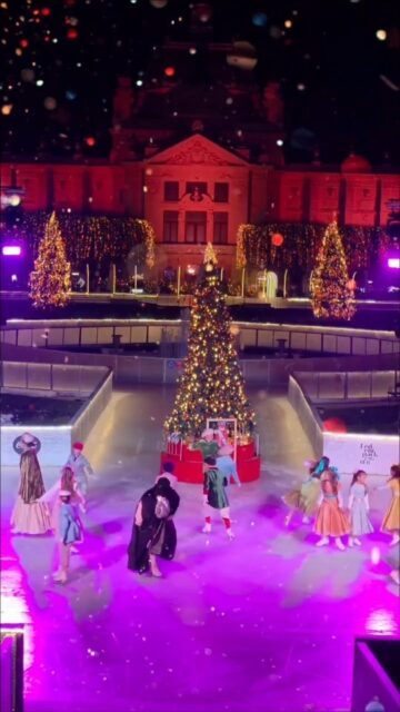 🎁 NAGRADNI NATJEČAJ „Podijeli radost” 🎁
Označi osobu koja najviše zaslužuje poklon ovih blagdana i napiši zašto. Najkreativniji odgovor nagrađujem s slušalicama Galaxy Buds3! ✨
Pravilnik je u linku u opisu profila, a nagradni natječaj traje do 17. prosinca do 23:00 sata.
📱 Noćni kadrovi koje sam snimio s 5x i 10x zoomom su savršeni. Samsung zoom na Galaxy S25 je oštar i stabilan čak i u uvjetima gdje bi većina mobitela odustala, pa detalji ostaju čisti i čitljivi i kad snimaš iz gužve ili s veće distance. Stabilizacija odradi super posao, tako da video ne “pleše” ni kad loviš brze pokrete na ledu. Najbolje od svega: mogućnost da u sekundi prebacim s 0.6 na 5x i 10x otvara potpuno novu igru kadriranja. Čak i s velike udaljenosti mašta se razigra, detalji iskoče, i nastanu oni “wow” trenuci koji izgledaju baš čarobno."
#TeamGalaxy #GalaxyS25 Ultra #withGalaxy @samsungmobile Sadržaj sponzorira @samsunghrvatska