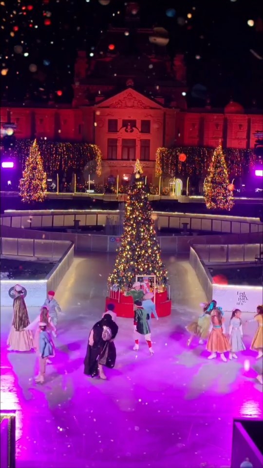 🎁 NAGRADNI NATJEČAJ „Podijeli radost” 🎁
Označi osobu koja najviše zaslužuje poklon ovih blagdana i napiši zašto. Najkreativniji odgovor nagrađujem s slušalicama Galaxy Buds3! ✨
Pravilnik je u linku u opisu profila, a nagradni natječaj traje do 17. prosinca do 23:00 sata.
📱 Noćni kadrovi koje sam snimio s 5x i 10x zoomom su savršeni. Samsung zoom na Galaxy S25 je oštar i stabilan čak i u uvjetima gdje bi većina mobitela odustala, pa detalji ostaju čisti i čitljivi i kad snimaš iz gužve ili s veće distance. Stabilizacija odradi super posao, tako da video ne “pleše” ni kad loviš brze pokrete na ledu. Najbolje od svega: mogućnost da u sekundi prebacim s 0.6 na 5x i 10x otvara potpuno novu igru kadriranja. Čak i s velike udaljenosti mašta se razigra, detalji iskoče, i nastanu oni “wow” trenuci koji izgledaju baš čarobno."
#TeamGalaxy #GalaxyS25 Ultra #withGalaxy @samsungmobile Sadržaj sponzorira @samsunghrvatska