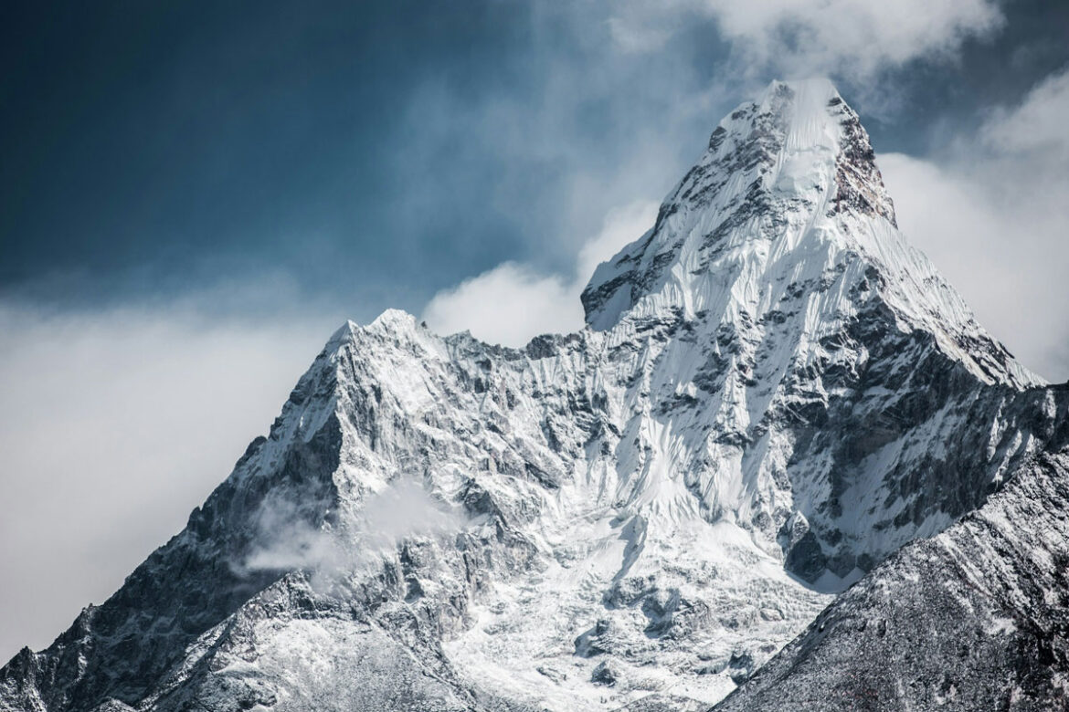Kami-Rita-Mount-Everest-martin-jernberg-unsplash