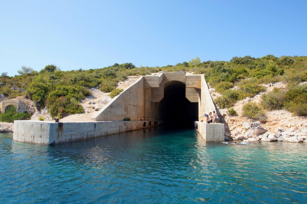 otok vis vojno