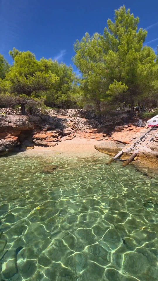 Mnogi pitaju čemu 200 MP na mobitelu? Kad želite veće printeve ili iz fotografija izrezati samo dio, a da bude super kvalitete, osim 12MP i 50MP možete fotografirati i fotke od 200 MP. Ovi primjeri u reelsu su fotkani iz ruke, nije rađena nikakva dodatna obrada i slične može fotkati bilo tko od vas.
Ja zoom korisim doslovno svakodnevno i super mi je kako i 5x, 10x ili čak 20x povećanje zooma daje savršene snimke i nije potrebna nikakva dodatna stabilizacija.
I na kraju, i sam rijetko koristim 8k kod snimanja jer mi je za reelse dovoljan UHD, ali isprobajte 8k ako želite snimke koje ne gube na kvaliteti ni kod loših svjetlosnih uvjeta pa ih možete i uvećavati koliko god vas je volja. 
Može li tvoj telefon ovo?
#TeamGalaxy #nobadseats #withGalaxy #GalaxyS25 Ultra @Samsungwithgalaxy Sadržaj sponzorira @Samsunghrvatska