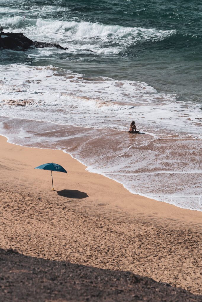 
izložba-članova-Hrvatskog-društva-likovnih-umjetnika-lanzarote-plaža