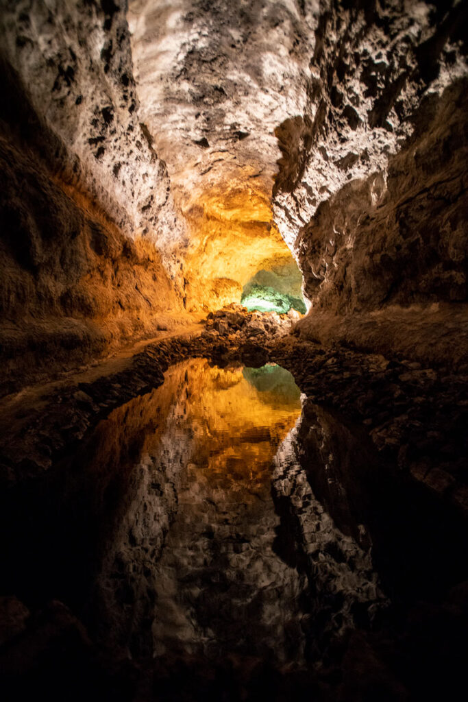 izložba-članova-Hrvatskog-društva-likovnih-umjetnika-lanzarote-špilja