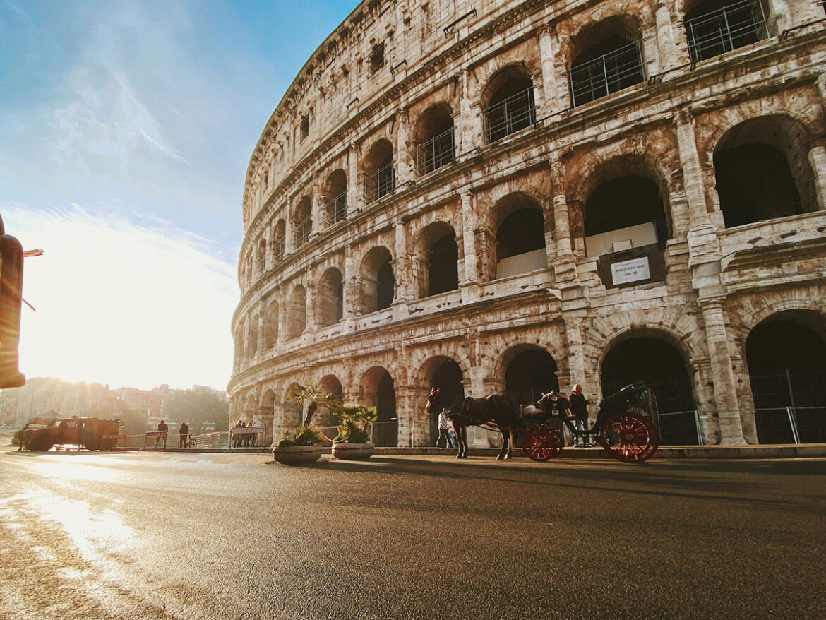 Colosseo–Fori-Imperiali-metro-stanica-vinicius-amnx-amano-unsplash