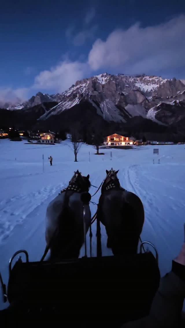 Kraj dana u Ramsau am Dachstein: snijeg škripi pod saonicama, šuma je tiha, a ispred nas bijela staza, planina obasjana mjesečinom i ritam konjskih kopita. 🐴🛷❄️ Ovo nije samo vožnja, ovo je mali reset za glavu i podsjetnik koliko zima može biti čarobna kad je doživite polako. 🐎☃️ Ako planirate zimski bijeg, stavite Ramsau na svoju listu i dođite osjetiti ovu “winter postcard” atmosferu uživo. 🤍✨ 📍 Vorberg, Ramsau am Dachstein Am Ende des Tages in Ramsau am Dachstein: Der Schnee knirscht unter dem Schlitten, der Wald ist still und vor uns liegt eine weiße Spur, der Berg im Mondlicht und der gleichmäßige Rhythmus der Hufe. 🐴🛷❄️ Das ist nicht nur eine Fahrt, das ist ein kleiner Reset für den Kopf und eine Erinnerung daran, wie magisch der Winter sein kann, wenn man ihn langsam erlebt. 🐎☃️ Wenn ihr einen Winter-Getaway plant, setzt Ramsau am Dachstein auf eure Liste und kommt, um diese Winter Postcard Atmosphäre live zu spüren. 🤍✨ 📍 Vorberg, Ramsau am Dachstein
