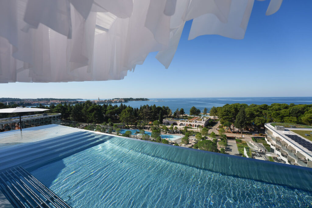 Grijani rooftop bazen u Pical Resortu s pogledom na more